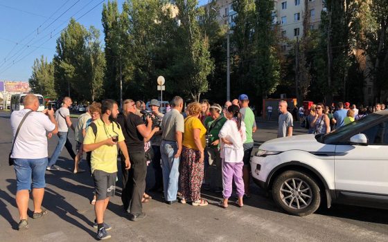 На Глушко местные жители, как и обещали, перекрыли дорогу и требуют остановить строительство высоток на месте детсада (фото) «фото»