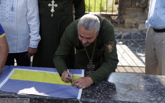 Одесситы сняли флаг ВМСУ, чтобы подписать его для освобожденных моряков (фото) «фото»