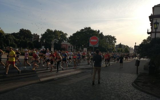 Перекрытый центр и 3000 бегунов: в Одессе проходит полумарафон (фото) «фото»