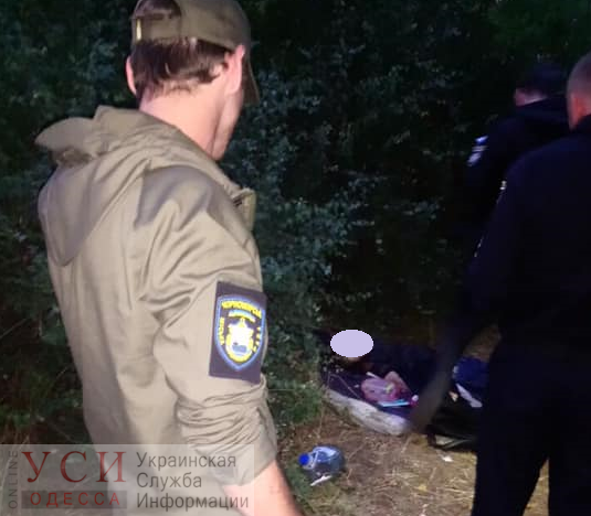В Черноморске за гаражами нашли труп мужчины: тело обнаружили вблизи детского сада (фото) «фото»