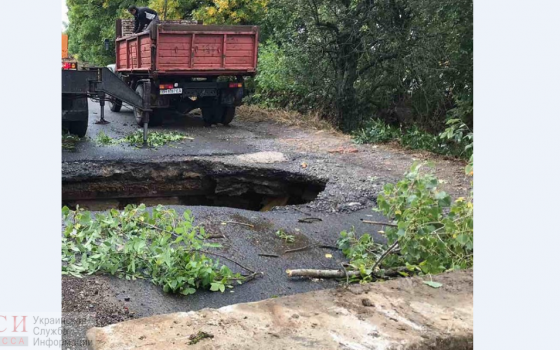 Огромный провал дороги на мосту под Болградом образовался из-за кражи металлоконструкций (фото) «фото»