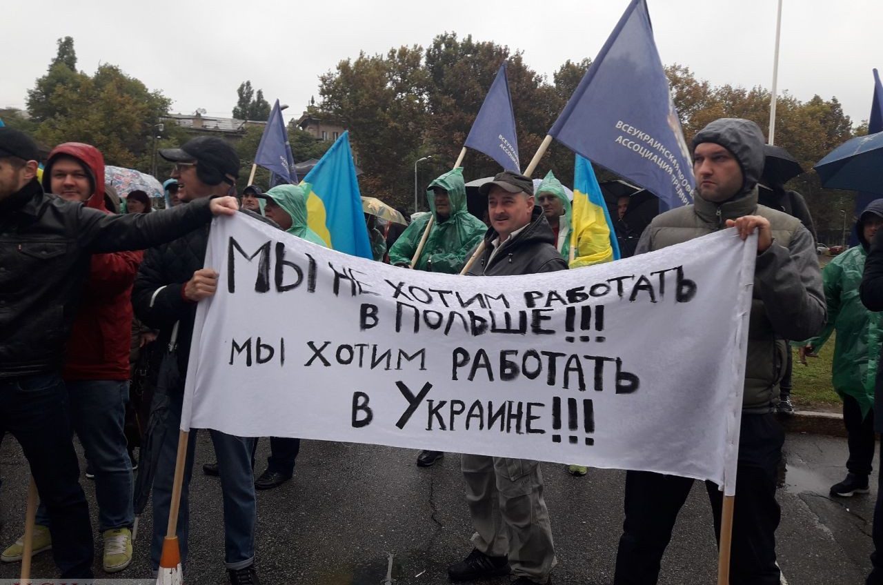 Дождливый протест: перед сессией в Одессе митинговали против снятия моратория на продажу земли (фото) «фото»