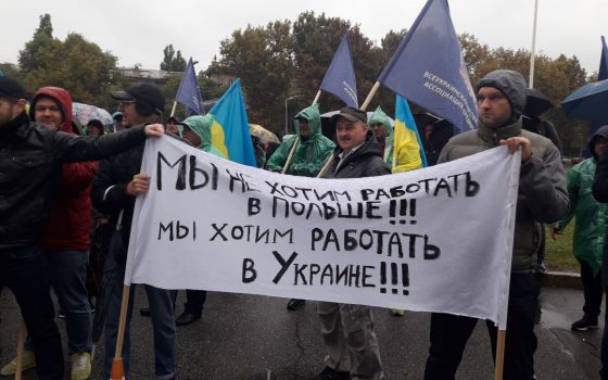 Дождливый протест: перед сессией в Одессе митинговали против снятия моратория на продажу земли (фото) «фото»