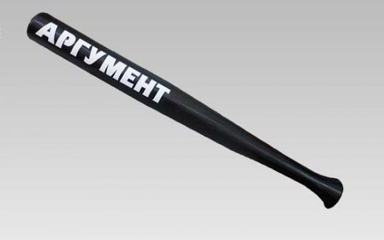 В центре Одессы водитель служебной машины подрезал авто, вышел разбираться и был избит собственной битой (видео) «фото»