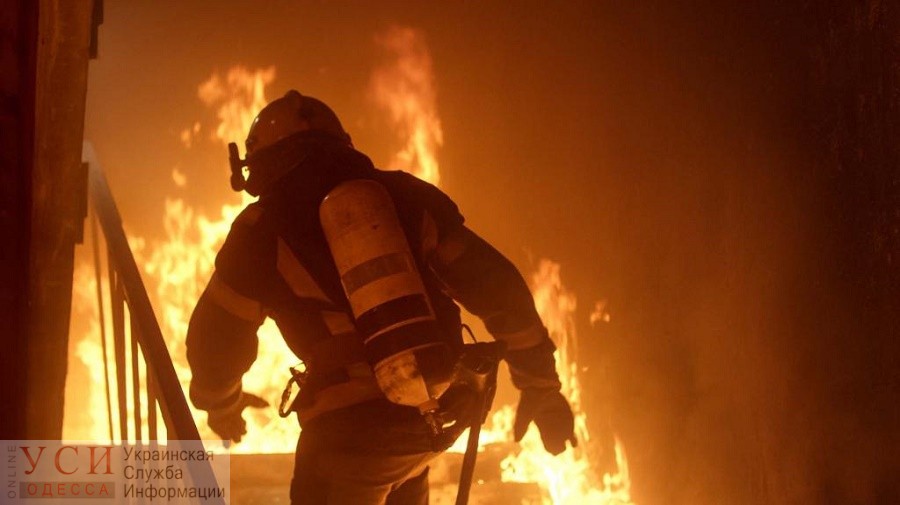 Масштабный пожар на Черемушках: из горящей 9-этажки эвакуировали 17 человек, двое пострадали (видео) «фото»