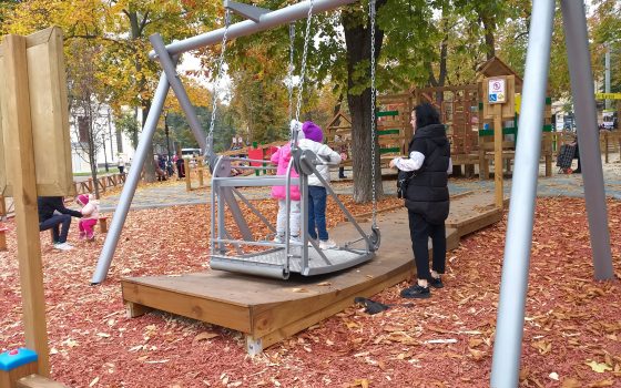 “Нашим детям они нужны”: родители детей с инвалидностью о качелях, на которых травмировались двое здоровых детей (видео) «фото»