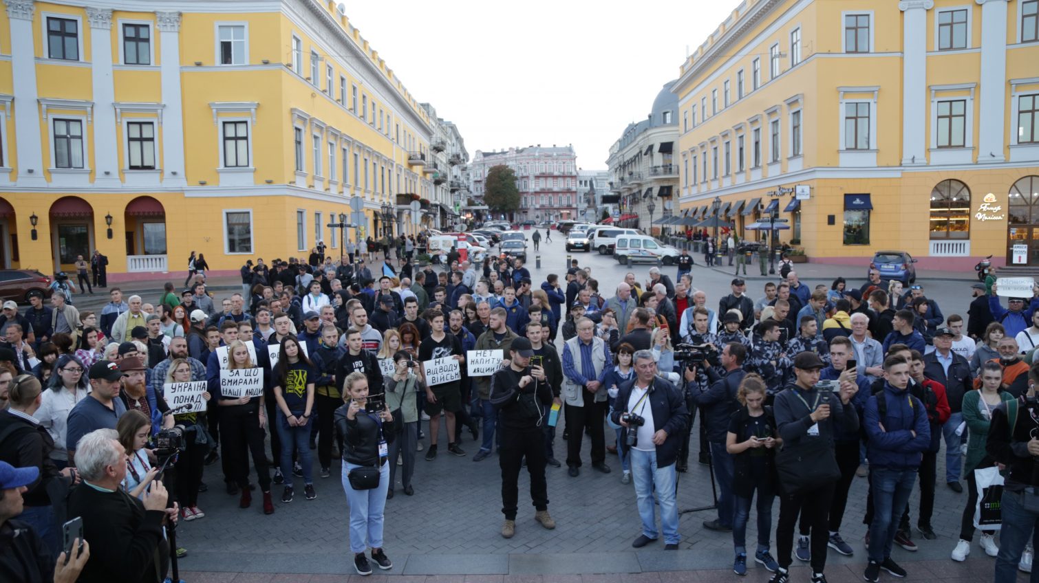 В Одессе около сотни человек протестуют против “формулы Штайнмайера” (фото) «фото»