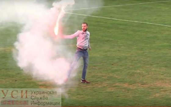 Драка и пиротехика: под Одессой фанаты “Черноморца” сорвали игру «фото»