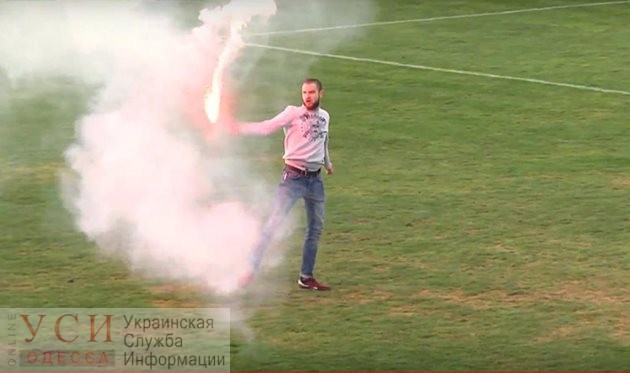 Драка и пиротехика: под Одессой фанаты “Черноморца” сорвали игру «фото»