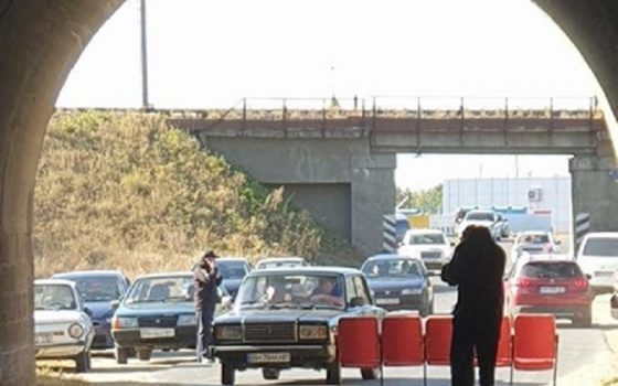 Жители Раздельнянского района перекрыли стульями участок трассы и выдвинули требования (фото) «фото»