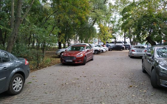 Недореконструкция: в Преображенском парке образовалась автостоянка из-за отсутствия ограды и ворот (фото) «фото»