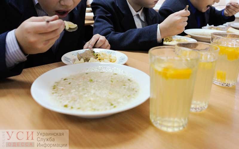 Массовое отравление в одесской школе: заведующей приготовлением еды сообщили о подозрении «фото»