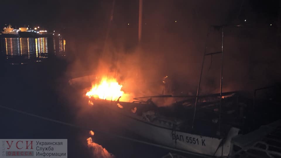 Яхта депутата сгорела ночью под Черноморском (фото) «фото»