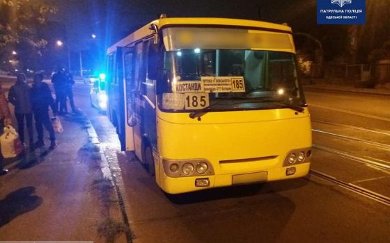 Ругался, лез в драку и разбил стекло: полицейские задержали неадекватного пассажира маршрутки (фото) «фото»