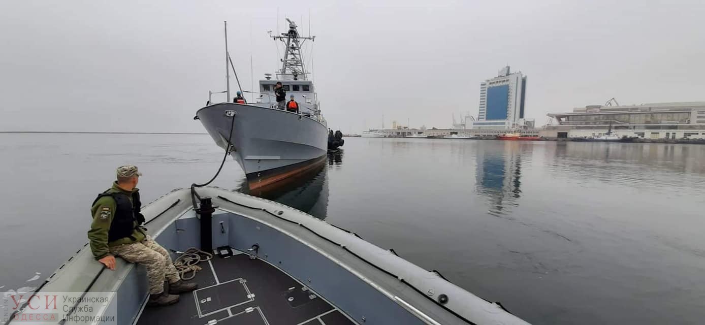 Два катера из США, подаренные украинским ВМС, спустили на воду и перевели в Военную гавань (фото) «фото»