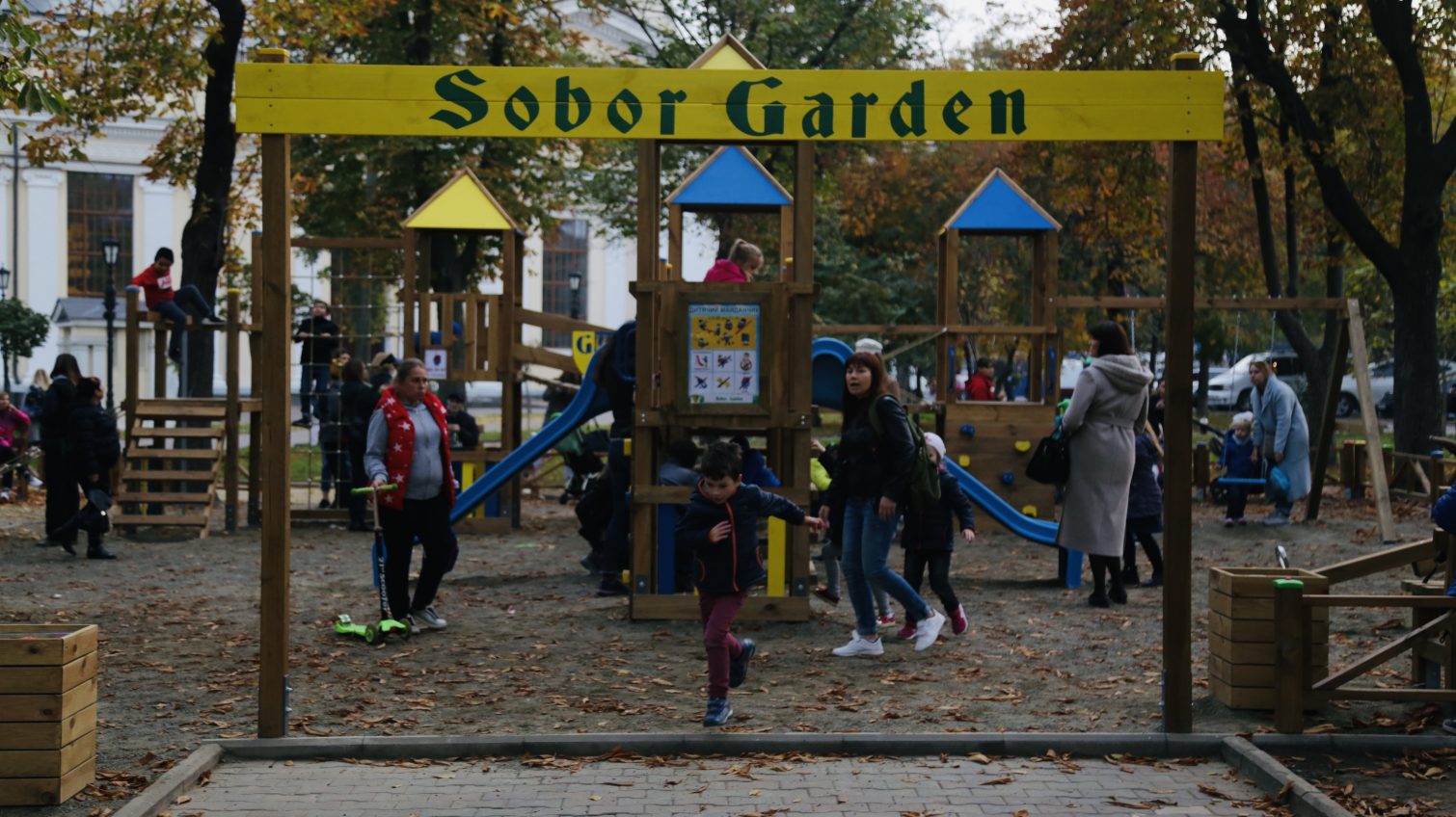 В Одессе ребенок на детской площадке сломал ногу: авторы площадки говорят, что конструкция полностью безопасна (фото) «фото»