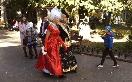 Уличная мода по-одесски: как одеваются горожане этой осенью (фоторепортаж) «фото»