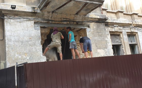 Одесситы предупрежадали: старинный дом в центре арестовали из-за незаконного строительства (фото) «фото»