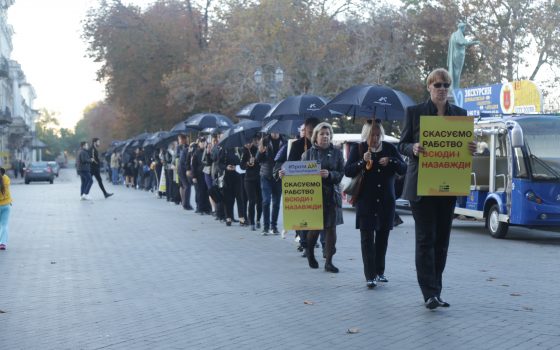 Шествие с черными зонтами: в Одессе проходит акция против торговли людьми (фото) usionline.com Шествие с черными зонтами: в Одессе проходит акция против торговли людьми (фото) «фото»