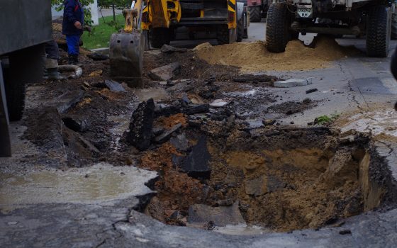 На Говорова из-за аварии водопровода образовался огромный провал (фото) «фото»