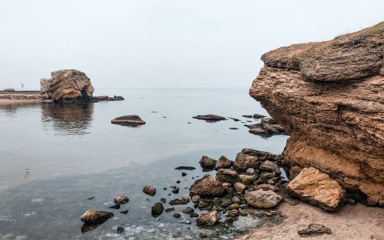 Холодное море и пустынные пляжи: УСИ запечатлела конец бархатного сезона в Одессе (фоторепортаж) «фото»