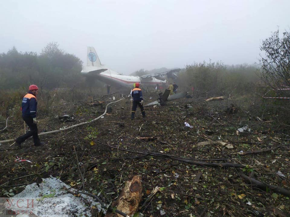 Самолет Ан-12 совершил аварийную посадку под Львовом: погибли 5 человек (фото) ОБНОВЛЕНО «фото»