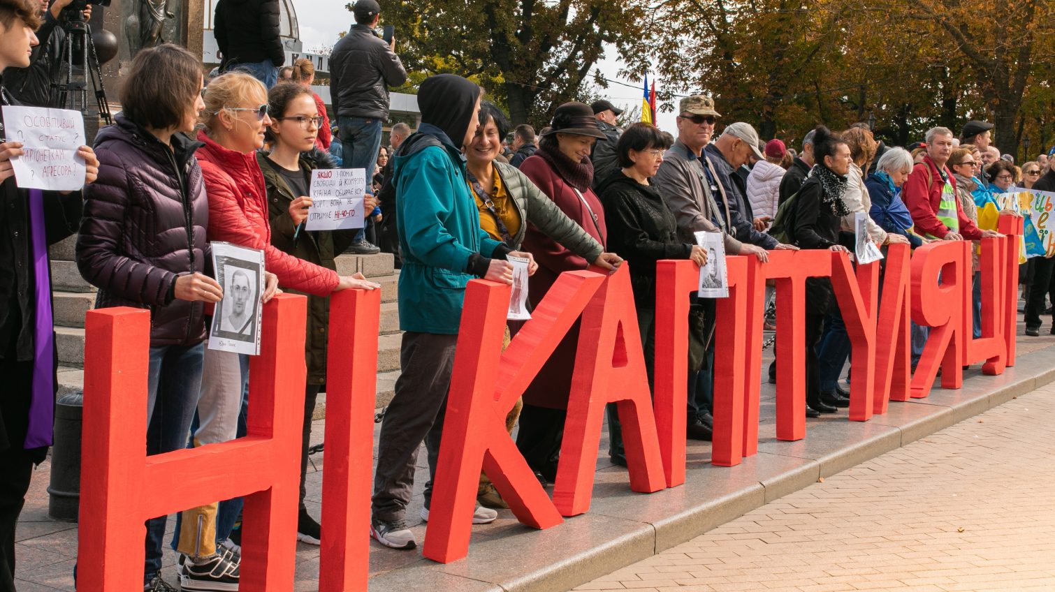 “Нет капитуляции”: одесситы протестовали против подписания “формулы Штайнмайера” (фото) «фото»