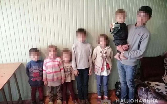 Родители оставили семерых детей в легкой одежде на улице: из еды у них была сырая картошка «фото»