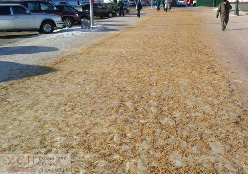 К зиме в Одессе подготовили почти 20 тысяч тонн песчано-солевой смеси «фото»