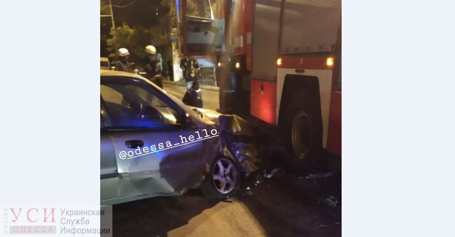Два ДТП в центре Одессы: авто врезалось в пожарную машину, а фура в легковушку (фото) «фото»
