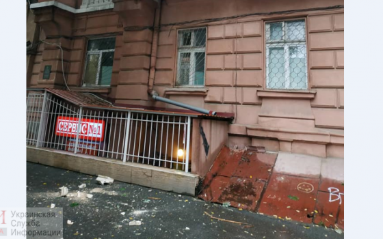 “Ломать – не строить”: одесские коммунальщики продолжают сбивать фасад с памятников архитектуры (фото) usionline.com “Ломать – не строить”: одесские коммунальщики продолжают сбивать фасад с памятников архитектуры (фото) «фото»