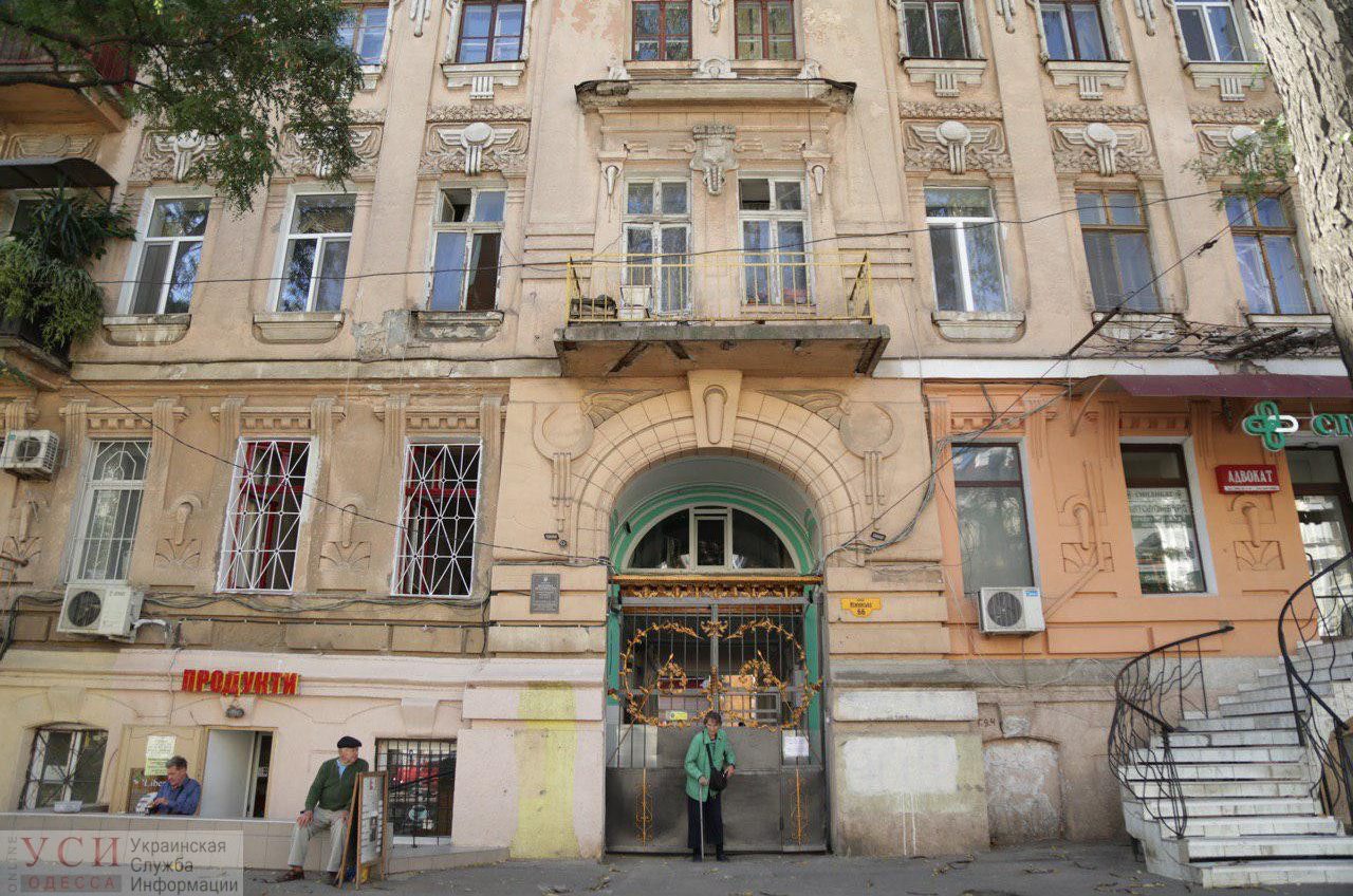 В центре Одессы со старинного “Дома с совой” осыпается фасад и лепнина, решать проблему будет скандальный ЖКС (фото) «фото»