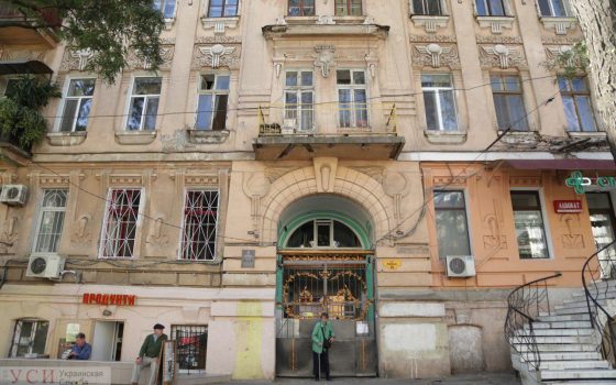 В центре Одессы со старинного “Дома с совой” осыпается фасад и лепнина, решать проблему будет скандальный ЖКС (фото) «фото»