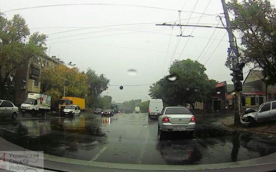 Автомобиль влетел в столб в Малиновском районе (фото) ОБНОВЛЕНО «фото»