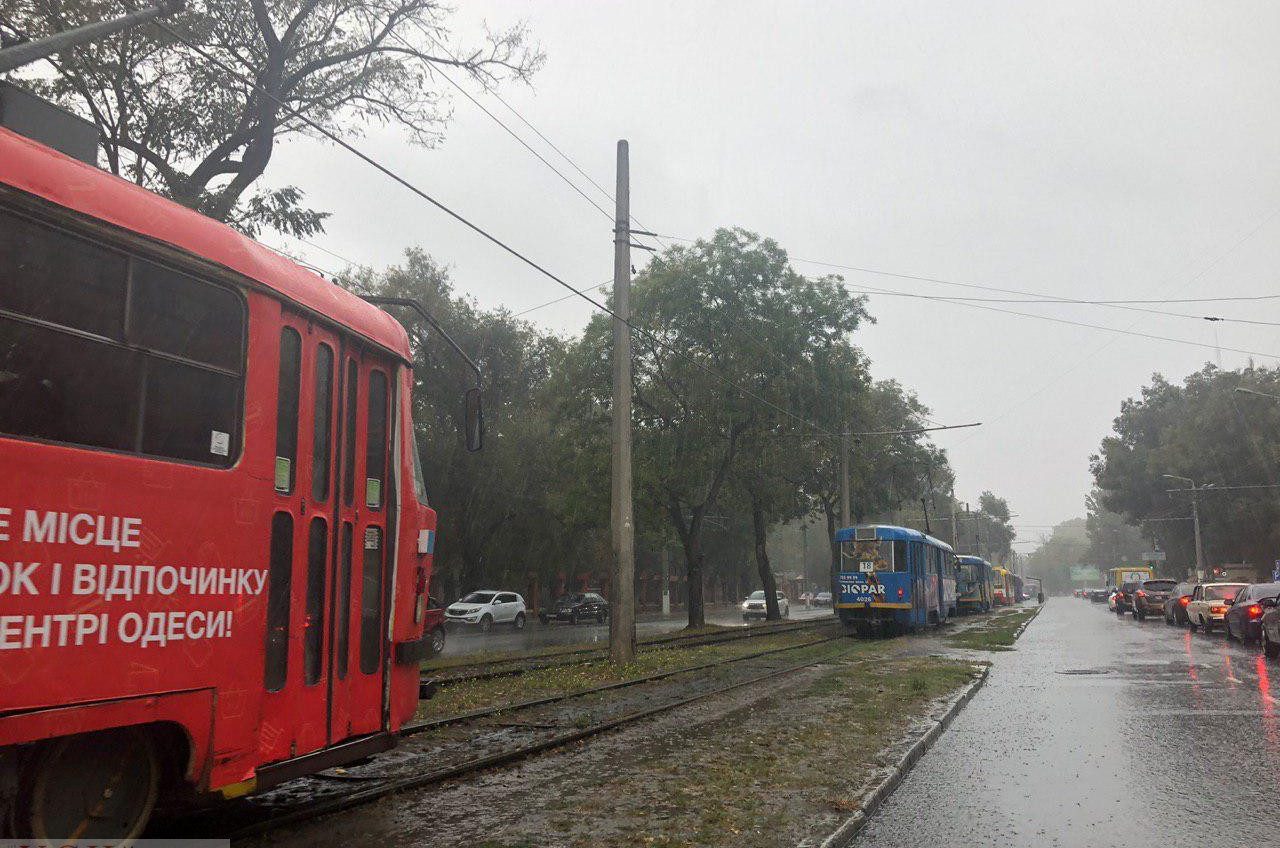 Из-за обрыва линии на Фонтане остановились трамваи (фото) «фото»