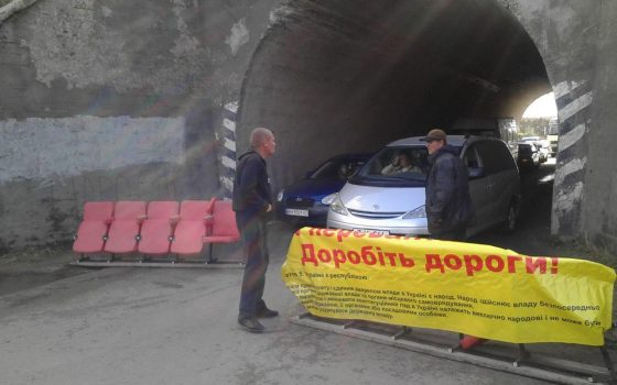 Колея в полметра: жители Раздельнянского района отказываются пропускать грузовики «фото»