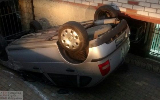 На Академической иномарка слетела с высоты вниз и перевернулась – пострадал маленький ребенок (фото) «фото»