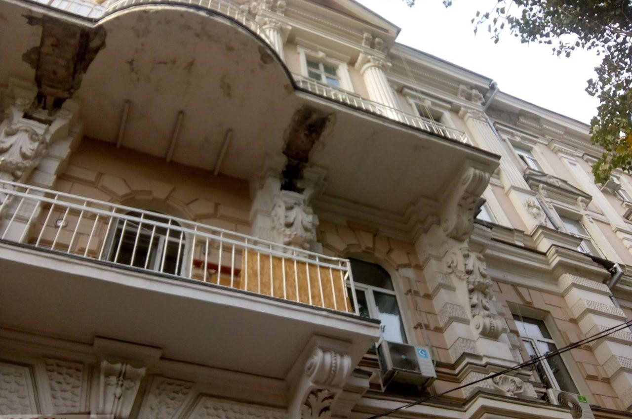 На здании в центре Одессы обвалился балкон: жильцы предупреждали, но в мэрии не отреагировали «фото»