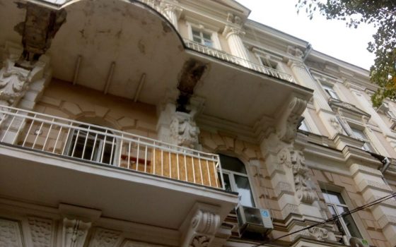 На здании в центре Одессы обвалился балкон: жильцы предупреждали, но в мэрии не отреагировали usionline.com На здании в центре Одессы обвалился балкон: жильцы предупреждали, но в мэрии не отреагировали «фото»