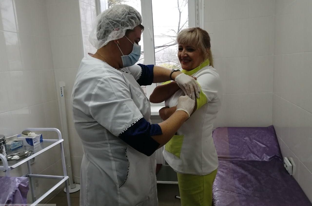 Одесские врачи привились новой вакциной от гриппа, чтобы подать людям пример (фото) «фото»