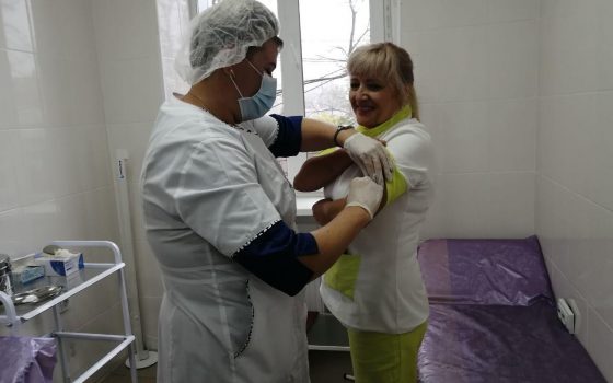 Одесские врачи привились новой вакциной от гриппа, чтобы подать людям пример (фото) «фото»