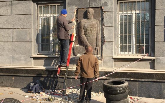 Националисты вырубают табличку Жукову с фасада областного военкомата (фото) ОБНОВЛЕНО «фото»