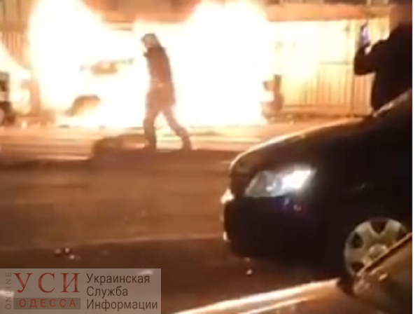 Возле Привоза горел микроавтобус (видео) usionline.com Возле Привоза горел микроавтобус (видео) «фото»