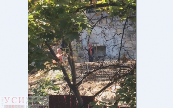 На Ланжероновском спуске начали вбивать сваи для фундамента будущих апартаментов: в соседних домах трещат стены (фото, видео) «фото»