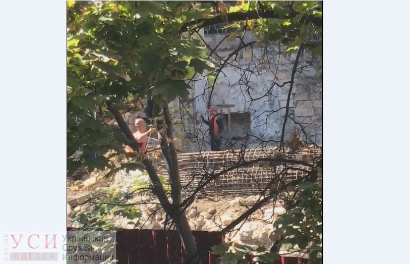 На Ланжероновском спуске начали вбивать сваи для фундамента будущих апартаментов: в соседних домах трещат стены (фото, видео) «фото»
