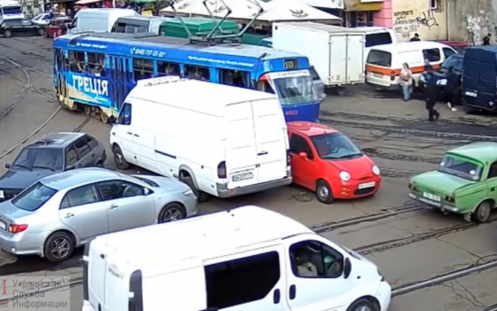 Одесситка на красном “Chery”, заблокировавшая движение у Привоза и ставшая звездой Youtube, извинилась, но штраф заплатит usionline.com Одесситка на красном “Chery”, заблокировавшая движение у Привоза и ставшая звездой Youtube, извинилась, но штраф заплатит «фото»