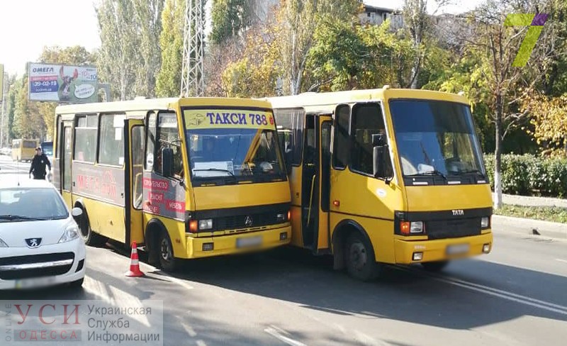 Неудачный обгон: две маршрутки столкнулись на улице Краснова (фото) «фото»