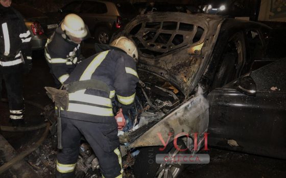 Взрыв на Таирова: загорелся автомобиль (фото, видео) ОБНОВЛЕНО usionline.com Взрыв на Таирова: загорелся автомобиль (фото, видео) ОБНОВЛЕНО «фото»
