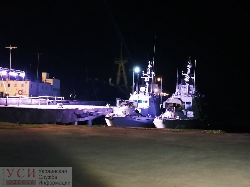В Очакове пришвартовались два из трех захваченных год назад Россией корабля (фото) «фото»