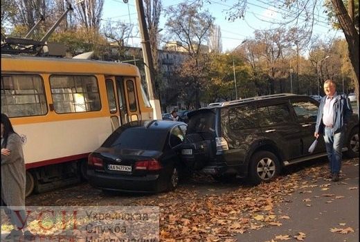 Не пропустил киевлянина: тройное ДТП на 6-й Фонтана сковало движение трамваев (фото) usionline.com Не пропустил киевлянина: тройное ДТП на 6-й Фонтана сковало движение трамваев (фото) «фото»